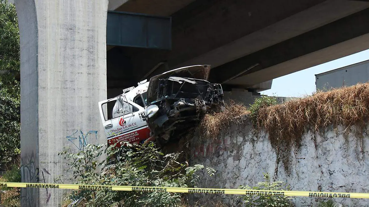 Pipa de gas se impacta contra el muro a la autopista México- Puebla a la altura de La María